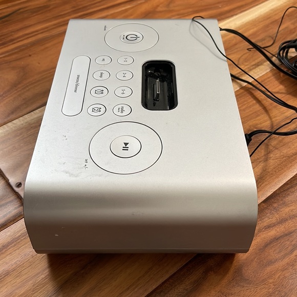 iHome Alarm Clock - Picture 3 of 4